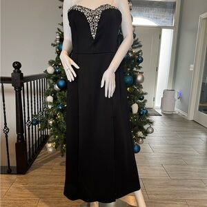 Elegant Black Strapless Dress with Embellished Bodice